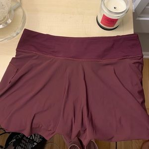 lululemon skirt! size 4, sooo soft!
